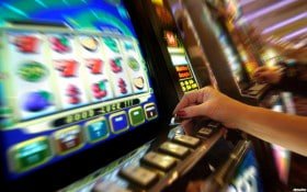 Pengguna mengakses berbagai fitur hiburan dengan akun yang telah terdaftar di platform cendana777
